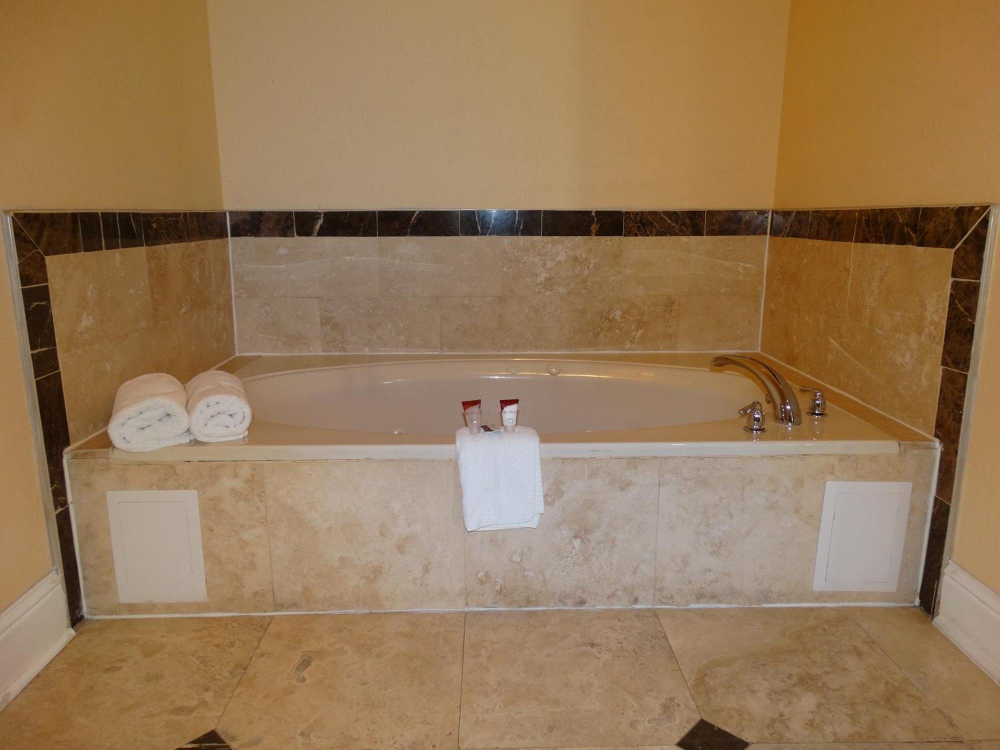 Regency Inn & Suites - باي تاون الغرفة الصورة