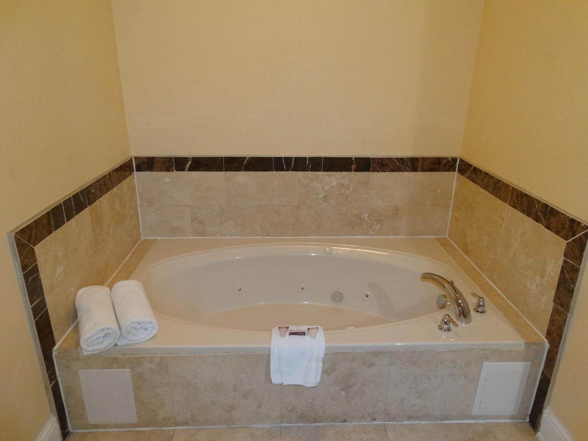 Regency Inn & Suites - باي تاون الغرفة الصورة